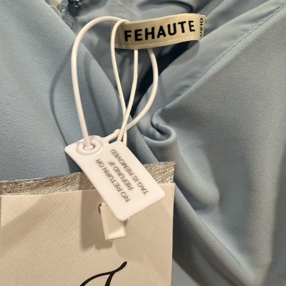 Elegant Light Blue Sleeveless Dress with Lace Detail - Picture 3 of 4